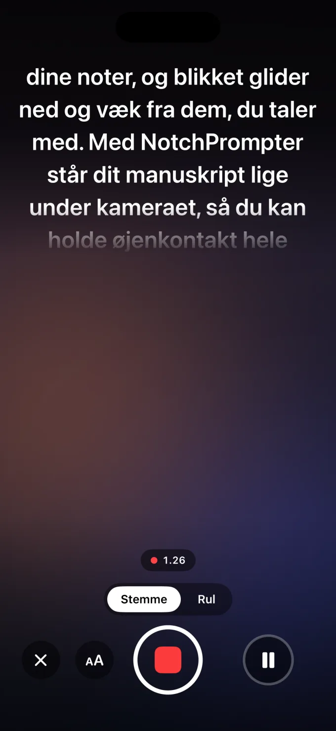 NotchPrompter på en iPhone: manuskriptet lige under frontkameraet, mens der optages.