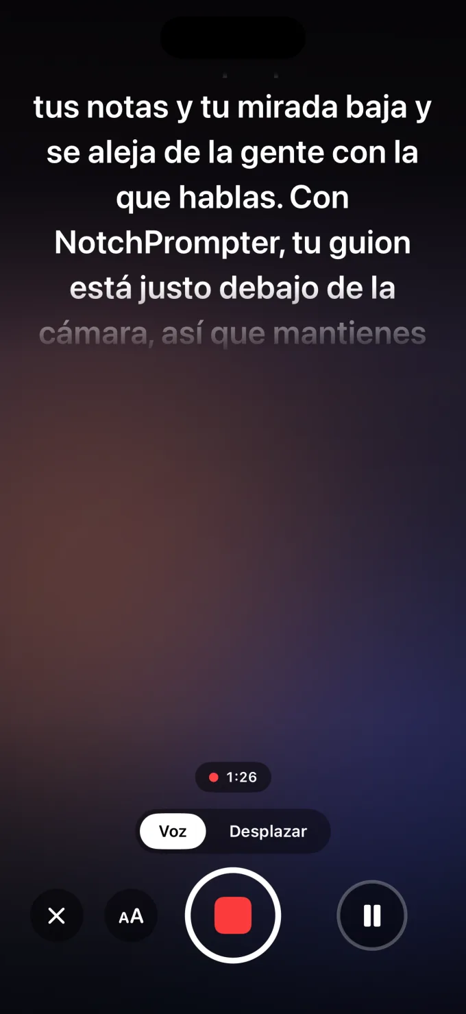 NotchPrompter en un iPhone: el guion justo debajo de la cámara frontal mientras graba.