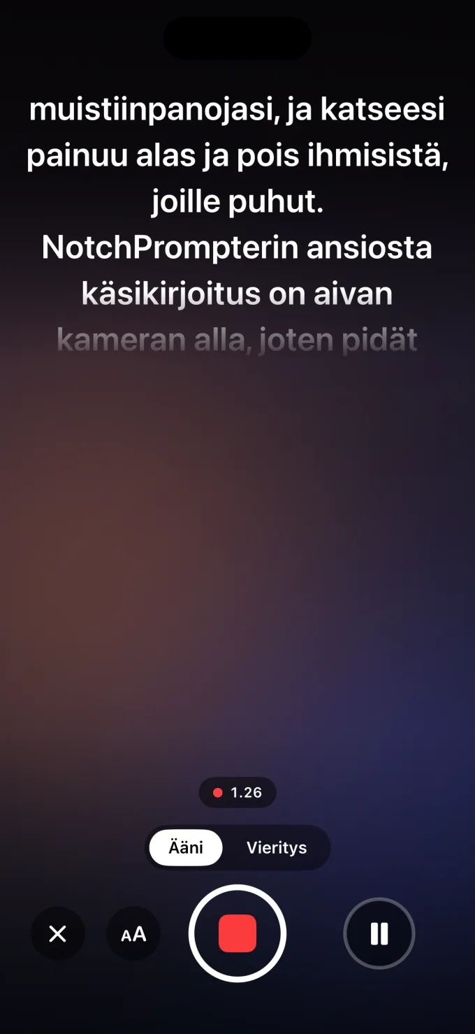 NotchPrompter iPhonessa: käsikirjoitus aivan etukameran alla kuvauksen aikana.