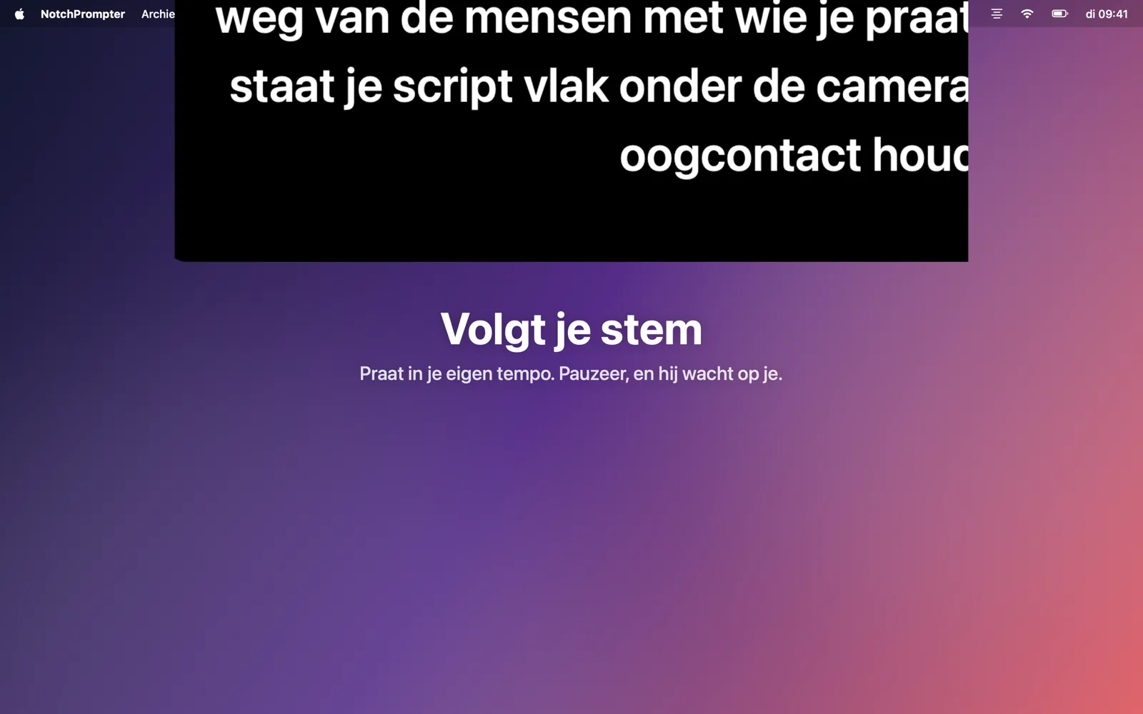 De prompter onder de notch volgt een gesproken script.
