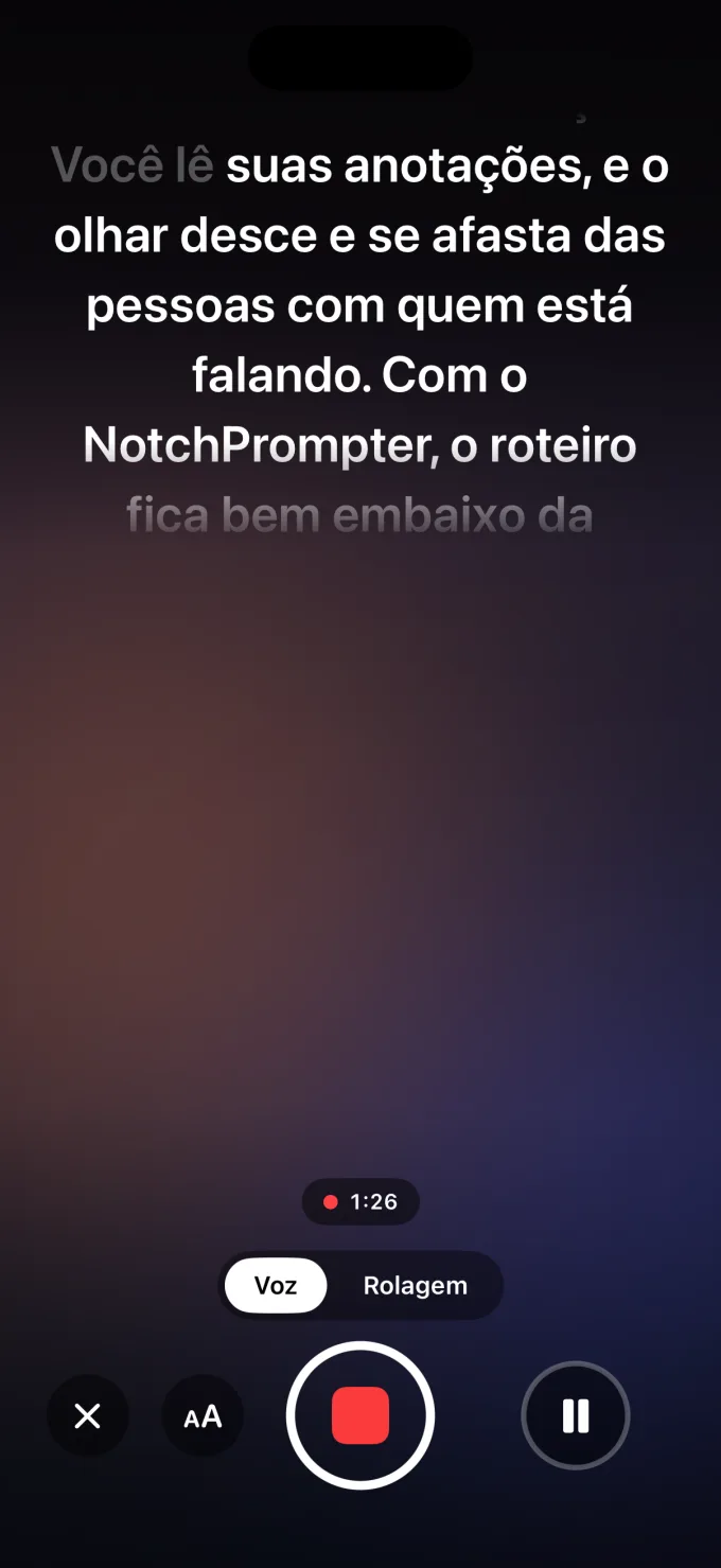 O NotchPrompter em um iPhone: o roteiro logo abaixo da câmera frontal durante a gravação.