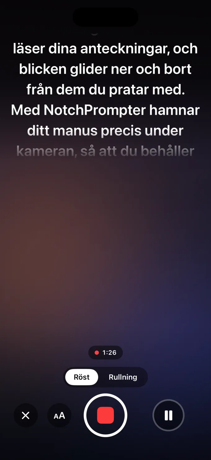 NotchPrompter på en iPhone: manuset precis under frontkameran medan den spelar in.